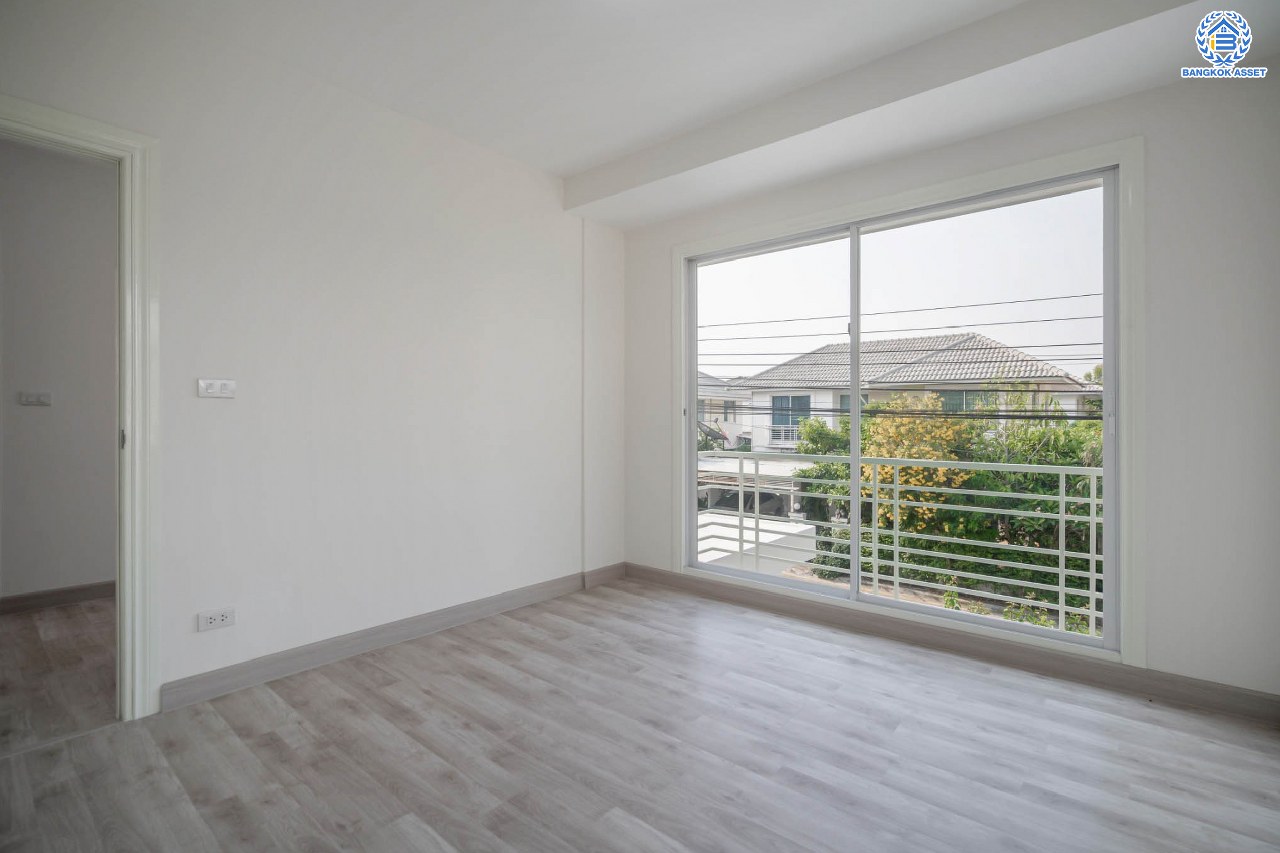 บ้านมือสองตกแต่งใหม่ โครงการ โฮมเพลส วงแหวน-รัตนาธิเบศร์ เนื้อที่ 51.10 ตร.ว. ฟังก์ชัน 3 ห้องนอน 2 ห้องน้ำ ที่จอดรถ 2 คัน ตั้งอยู่บนทำเลแห่งการเดินทาง เชื่อมต่อถนนรัตนาธิเบศร์ ใกล้ห้างเซ็นทรัล เวสต์เกต ใกล้รถไฟฟ้า "สถานีตลาดบางใหญ่"